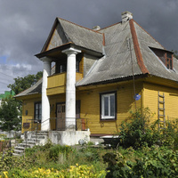 Старый дом рядом с вокзалом