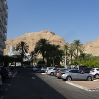 Стоянка отеля и горы возле Мертвого моря
