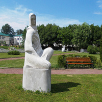 Скульптура в парке на территории Острожской академии