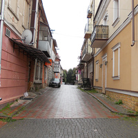дорога в городе Чортков между домами