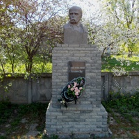 Памятник Кобзарю с надписью "И повеет огонь новый из Холодного Яра"