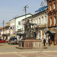 Памятник Екатерине II посреди улицы Ванчакова Линия