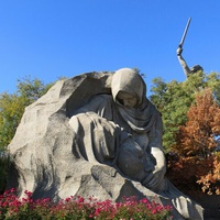 Монумент "Скорбящая мать"