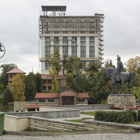 Памятник Ираклию II и гостиница "Кахетия"