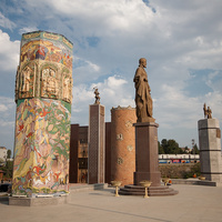 Памятник на улице Низами