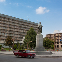 Памятник Низами возле гостиницы Капаз