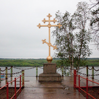 Крест на берегу реки