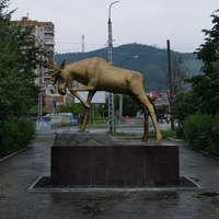 Памятник лосю возле вокзала