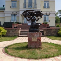 Скульптура "Аюшка", символизирующая окрестную природу и конкретно речку Ай