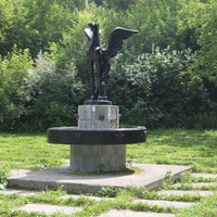 На улице Ленина - скульптура крылатого коня