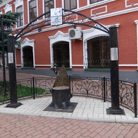 Памятник дятлу