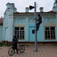 Памятник связисту и почтальонше