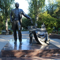 Памятник городскому голове Андрею Байкову.
