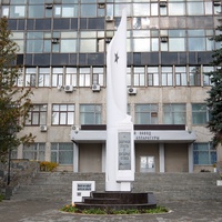 Памятник защитникам Отечества у главного здания Калужского завода телеграфной аппаратуры