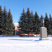 Памятник Ленину перед зданием администрации