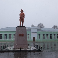 Памятник Петру 1 на фоне Ж/Д вокзала