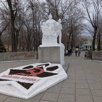Памятник "Крупская и дети пионеры - герои" на площади Свободы