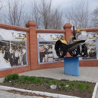 Памятником трактору "Карлик" у  завода "Волгодизельаппарат"