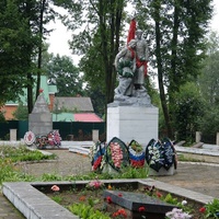 Братская могила воинов, погибших при освобождении Демидова, с мемориалом
