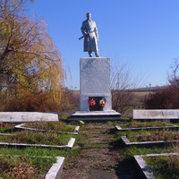 Братські могили радянських воїнів. Поховано 680 воїнів.