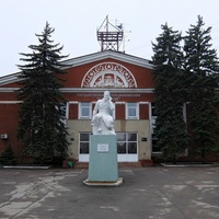 Перед зданием саратовского телецентра памятник русскому изобретателю радио А.С. Попову