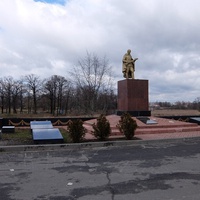 Братская могила времён Великой Отечественной с памятником перед ДК