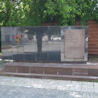 Памятник в честь 50-летия создания Гусевского Союза учащихся и рабочих.