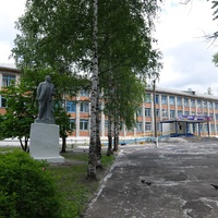 Школа и памятник Ленину