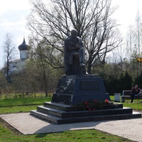 Памятник Достоевскому и купол Георгиевской церкви