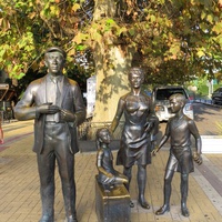 Памятник героям фильма "Бриллиантовая рука"