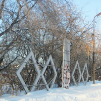 Титульная доска на станции Карпинск