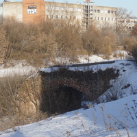 Фрагмент старинного моста через реку Днепр.