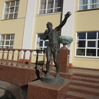 Статуя  перед входом в спортивный учебный корпус.