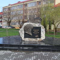 Памятник живописцу Петру Захарову-Чеченцу.