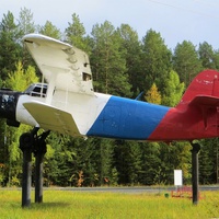 Самолёт АН-2 при въезде в аэропорт
