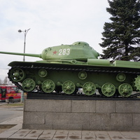 КВ-85 на постаменте -танк победитель.