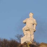 Горы Артёма.  Памятник Артёму.Выполнен в стиле кубизма.