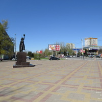 Памятник Солдату Победы, Коммунистический проспект, у входа в бульвар Дружбы