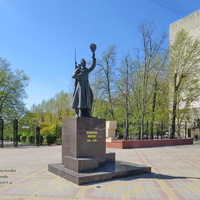 Памятник Солдату Победы, Коммунистический проспект, у входа в бульвар Дружбы