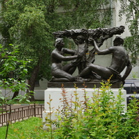 Памятник Советской Семье во дворе Пушкарёва переулка 11 - 15