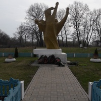 Новая Гусевица. Памятник и мемориал павшим жителям деревни в Великой отечественной войне