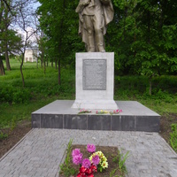 Пам'ятник визволителям села,загинуло 33 воїни, імена 17 залишились невідомими.