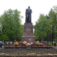 Памятник генерал-майору Л.Н.Гуртьеву
