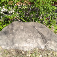 Камень возле музея археологии