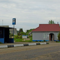 Автобусная остановка и ж.д. магазин.
