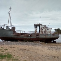 заброшенное судно в д. Озерное Устье
