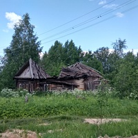 разрушенный дом в с. Волоков Мост