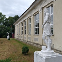 Скульптури фізкультурників біля спортивної школи.