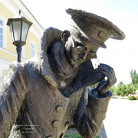 Музей А. П. Чехова в Таганрогской гимназии - Скульптура «Человек в футляре»