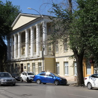 По улице Петровской